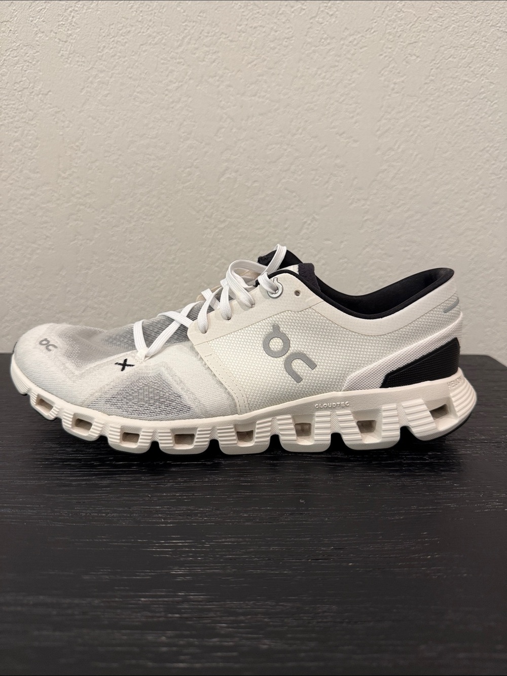 On Cloud Running White & Black Women’s 10.5 W10.5  Athletic Running Shoes Train